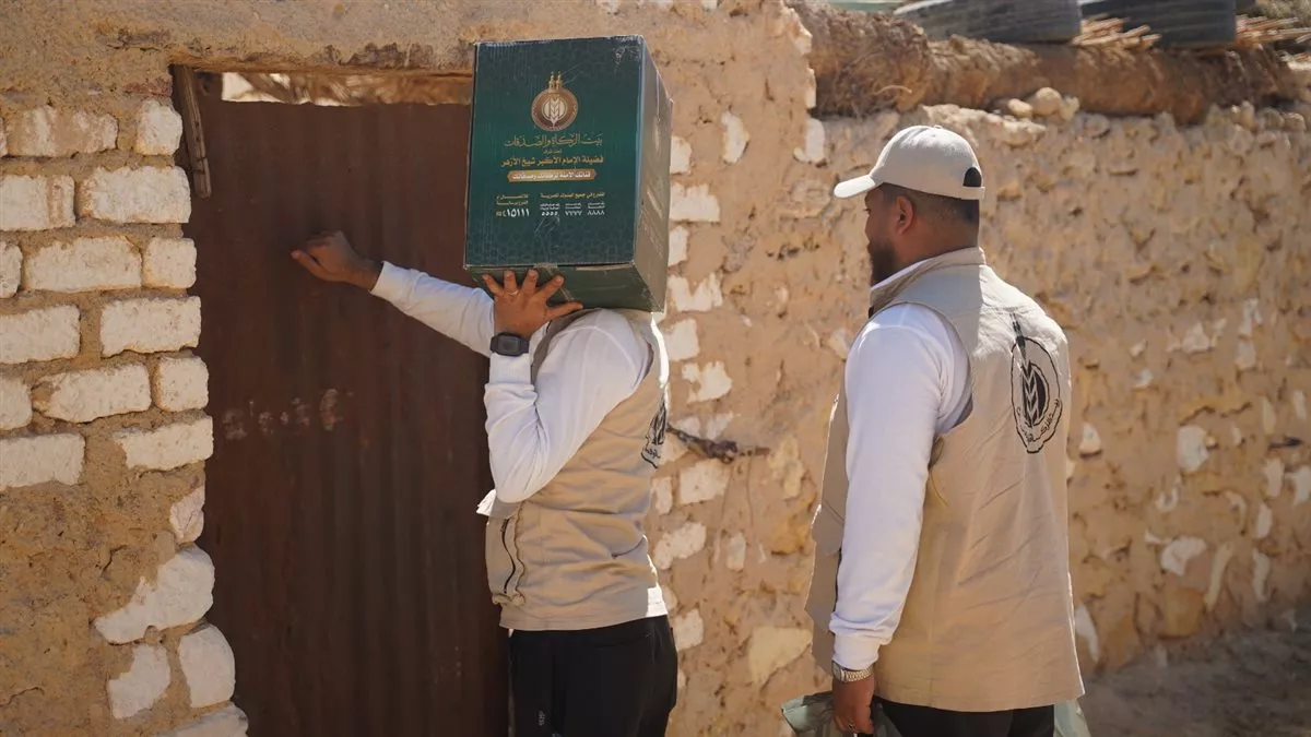 بيت الزكاة والصدقات ينتهي من توزيع كراتين مواد غذائية بواحتي سيوة والجارة