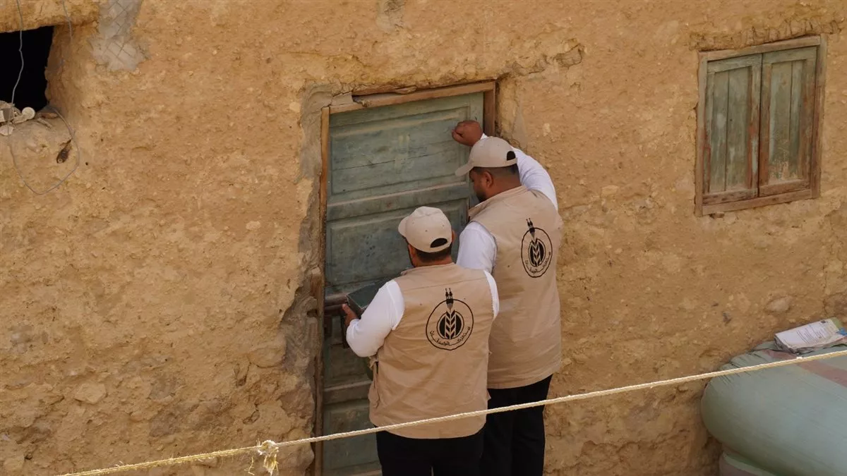 بيت الزكاة والصدقات ينتهي من توزيع كراتين مواد غذائية بواحتي سيوة والجارة