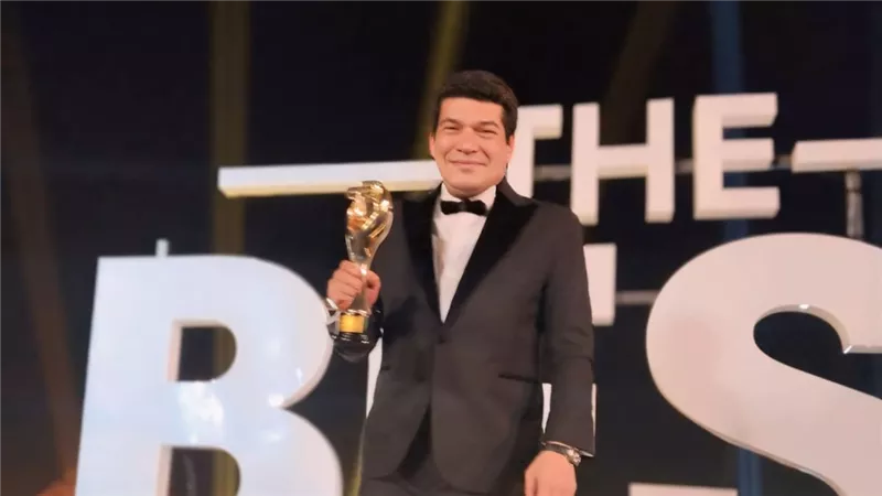 النجم باسم سمرة يحصل على جائزة النجم الذهبي في الدراما عن دوره فى مسلسل "عين سحرية" من مهرجان "الأفضل" 